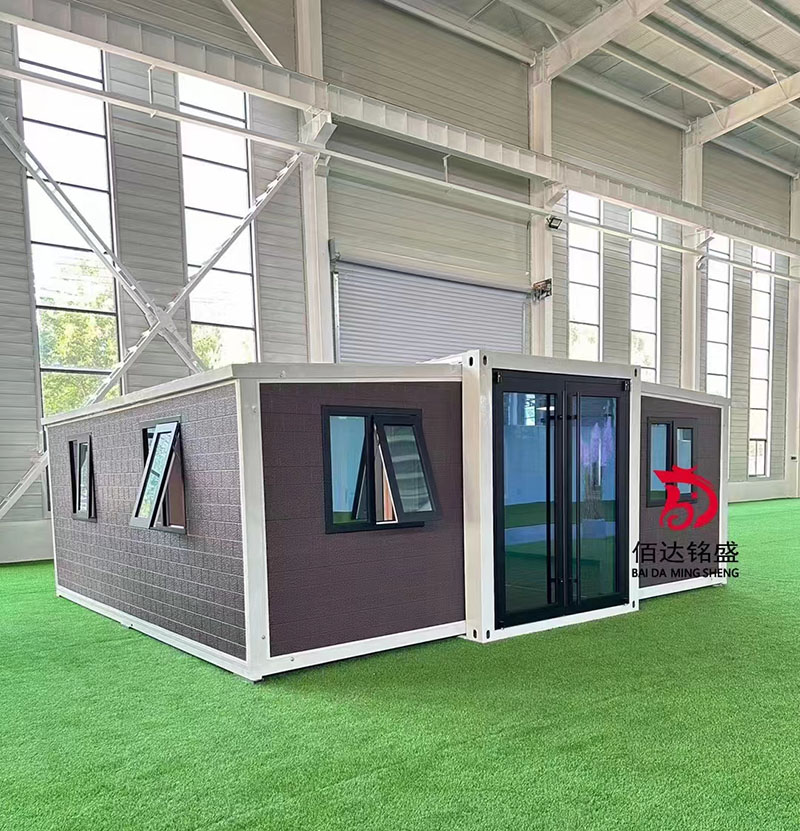 Double wing folding house changes from one room to three rooms in five minutes, 